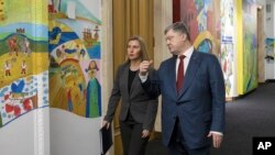 Президент Украины Петр Порошенко и Высокий представитель Евросоюза по вопросам инотсранных дел и безопасности Федерика Могерини. Киев, Украина. 12 марта 2018 г.